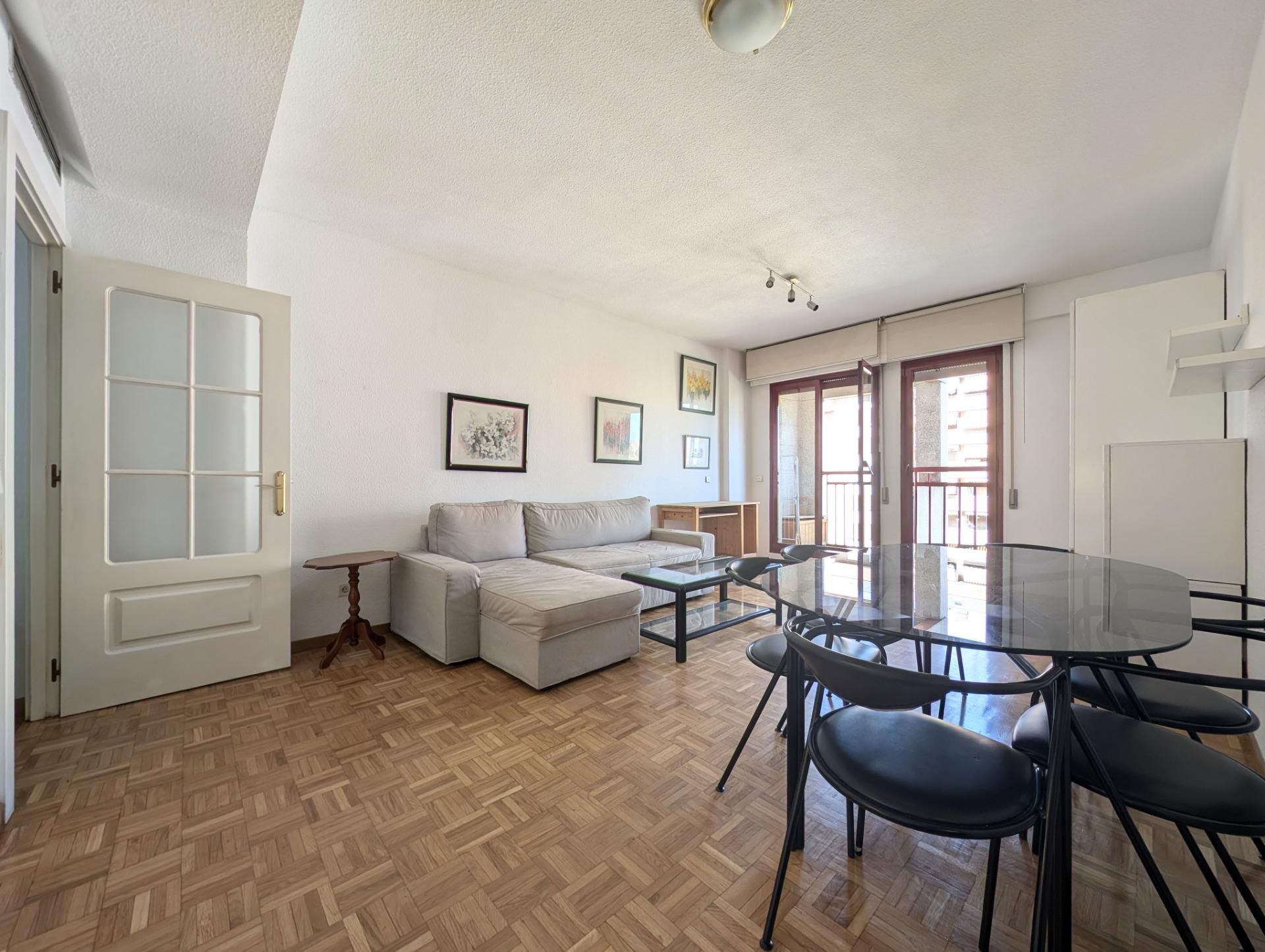 Sala d'estar de Pis en venda en  Madrid Capital amb Calefacció, Parquet i Terrassa