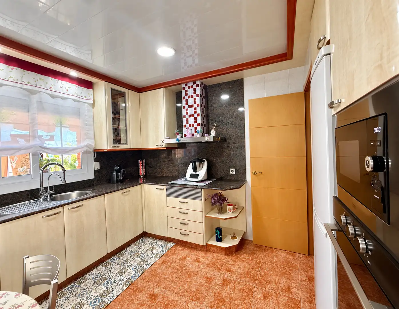 Cocina de Casa o chalet en venta en Vallirana con Jardín privado, Terraza y Horno