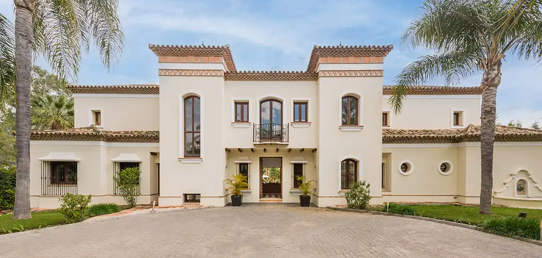 House with pool for sale in Marbella Centro