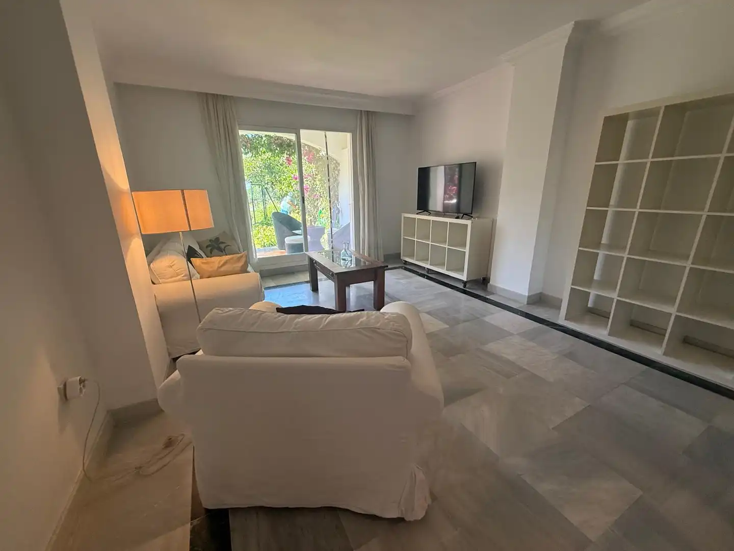 Sala d'estar de Planta baixa de lloguer en Marbella amb Aire condicionat, Terrassa i Piscina