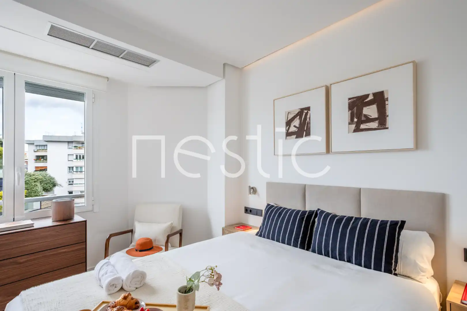 Dormitori de Apartament de lloguer en Madrid amb Aire condicionat, Calefacció i Moblat