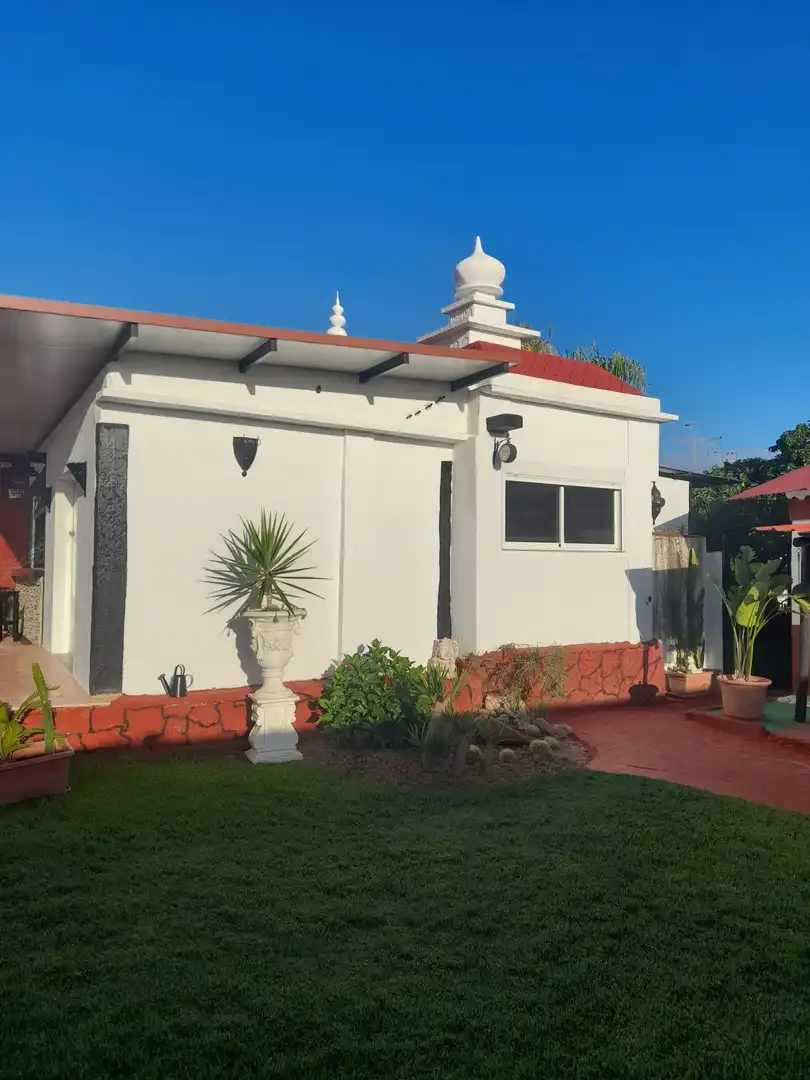 Vista exterior de Casa o chalet en venta en Brenes con Aire acondicionado, Jardín privado y Piscina