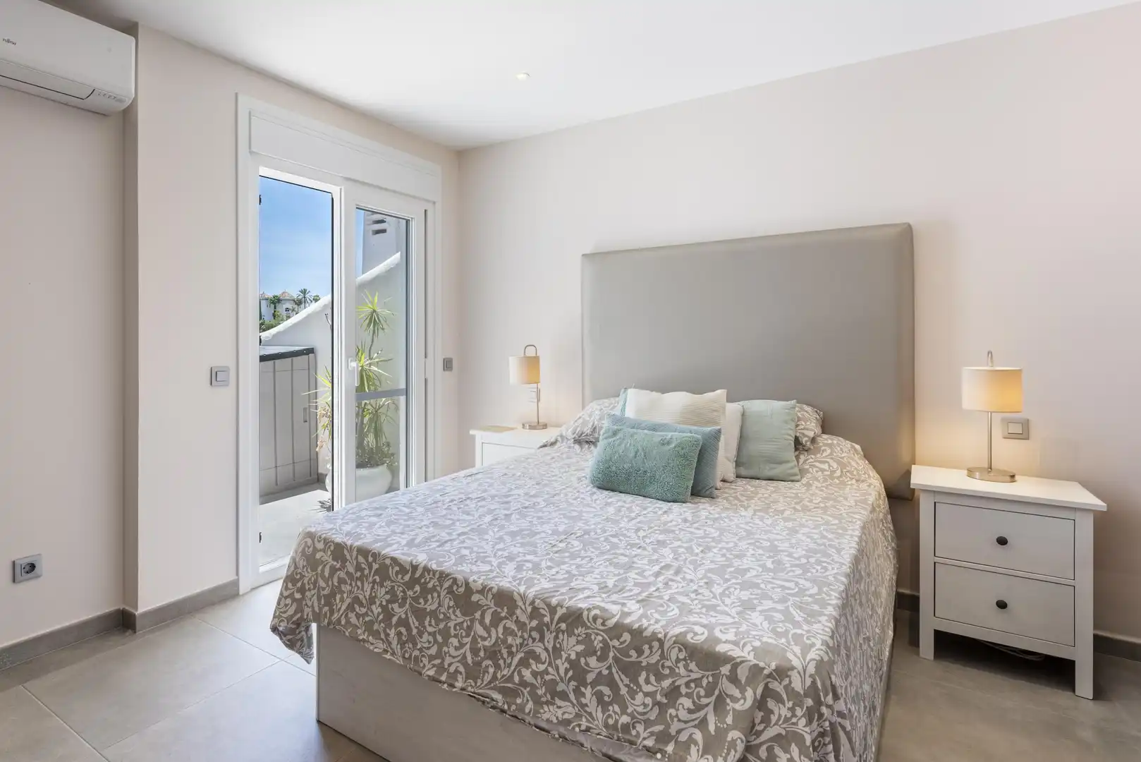 Habitación de Apartamento en venta en Benahavís con Aire acondicionado, Calefacción y Jardín privado