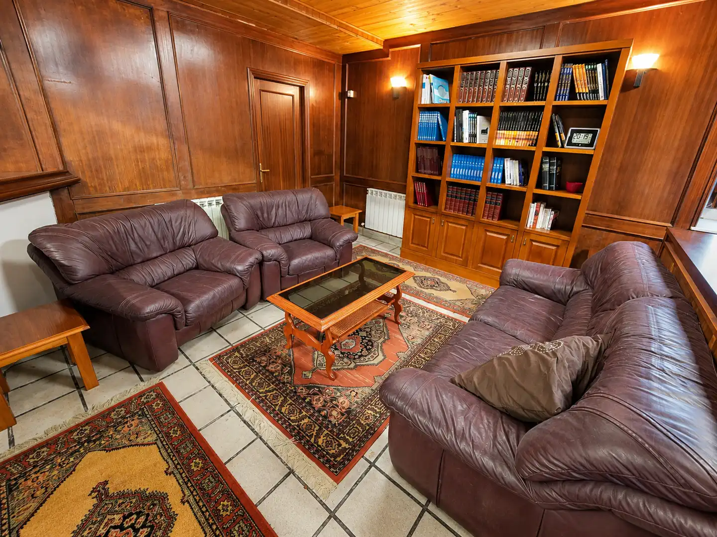 Sala d'estar de Casa o xalet en venda en Salas amb Jardí privat, Traster i Moblat