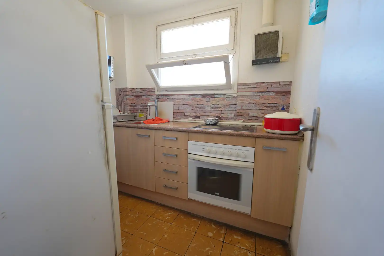 Cuina de Pis en venda en Barcelona amb Forn i Balcó