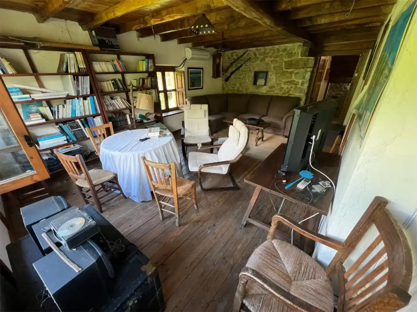 Sala d'estar de Finca rústica en venda en Ponga amb Aire condicionat, Parquet i Moblat