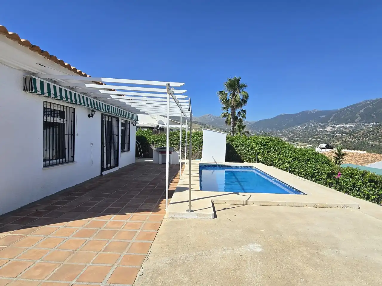 Vista exterior de Casa o xalet en venda en Viñuela amb Aire condicionat, Terrassa i Piscina