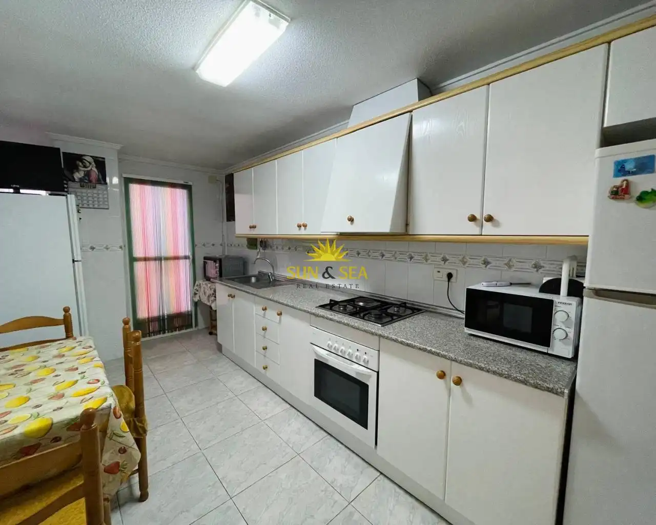 Cuina de Apartament de lloguer en Torrevieja amb Terrassa, Moblat i Forn