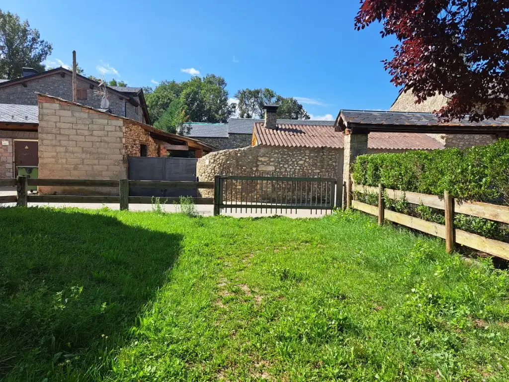 Garten von Erdgeschoss zur Miete in Das mit Heizung, Privatgarten und Parkett