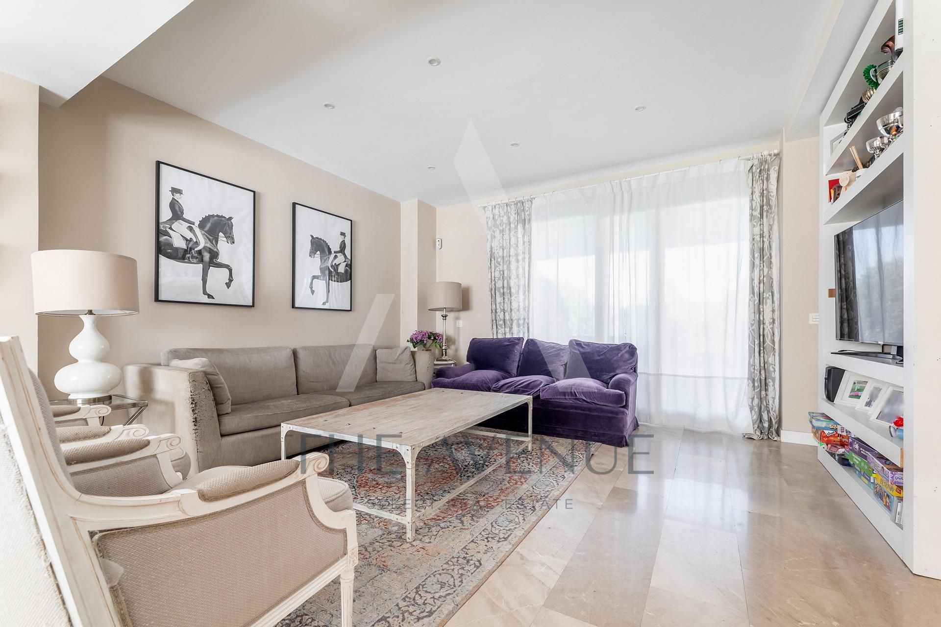 Sala d'estar de Casa adosada en venda en Majadahonda amb Aire condicionat, Calefacció i Jardí privat