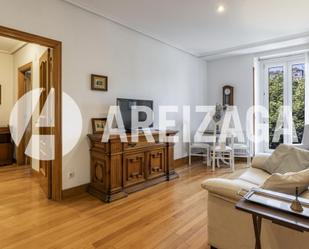 Sala d'estar de Pis en venda en Donostia - San Sebastián  amb Calefacció i Balcó
