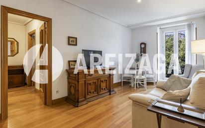 Sala d'estar de Pis en venda en Donostia - San Sebastián  amb Calefacció i Balcó