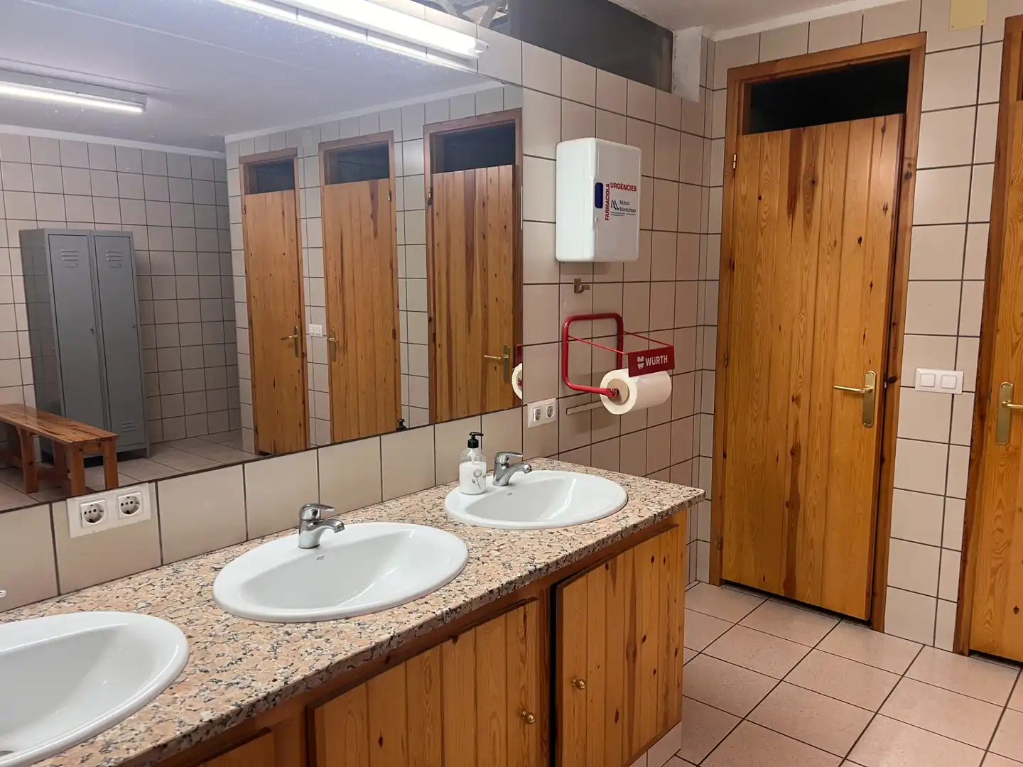 Badezimmer von Fabrikhallen zur Miete in Cassà de la Selva mit Heizung und Alarm