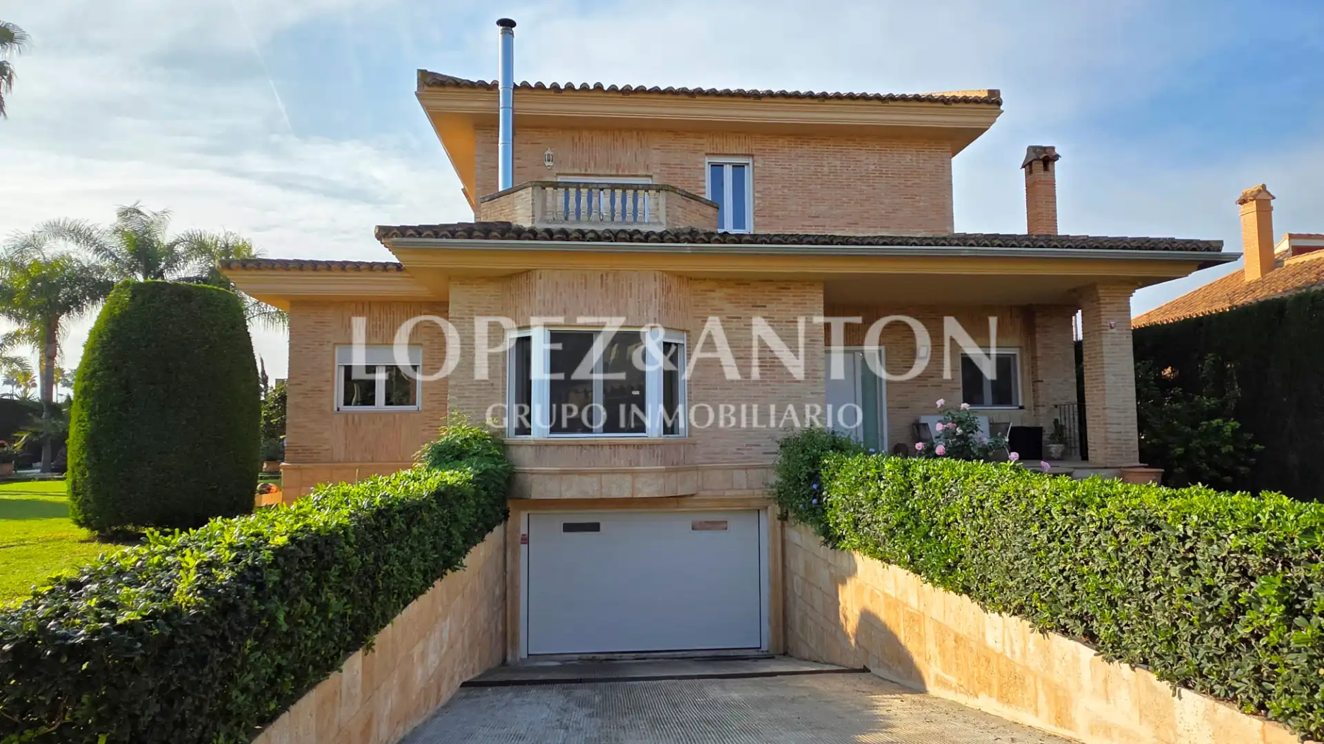 Außenansicht von Haus oder Chalet zum Verkauf in L'Eliana mit Klimaanlage, Heizung und Privatgarten
