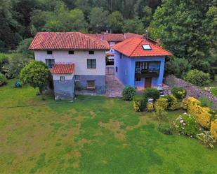 Außenansicht von Einfamilien-Reihenhaus miete in Llanes mit Privatgarten, Terrasse und Möbliert