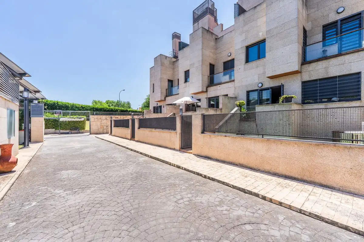 Vista exterior de Casa adosada en venda en Madrid amb Aire condicionat, Calefacció i Jardí privat