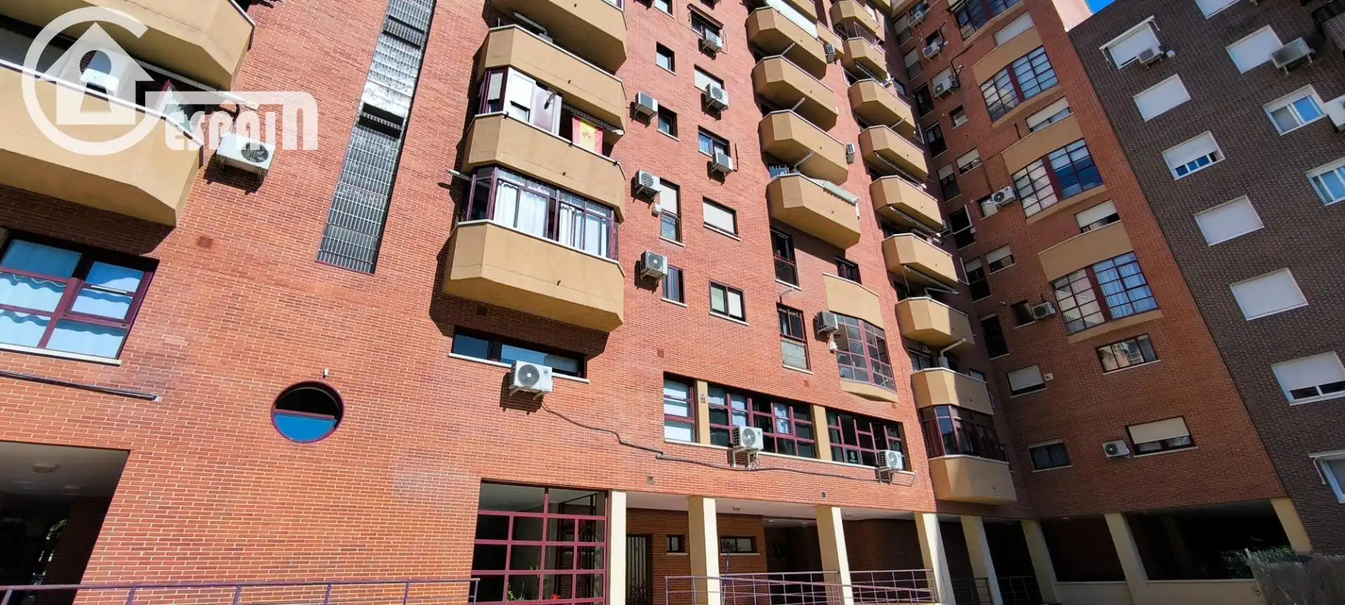 Vista exterior de Dúplex en venda en Madrid amb Calefacció, Jardí privat i Piscina comunitària