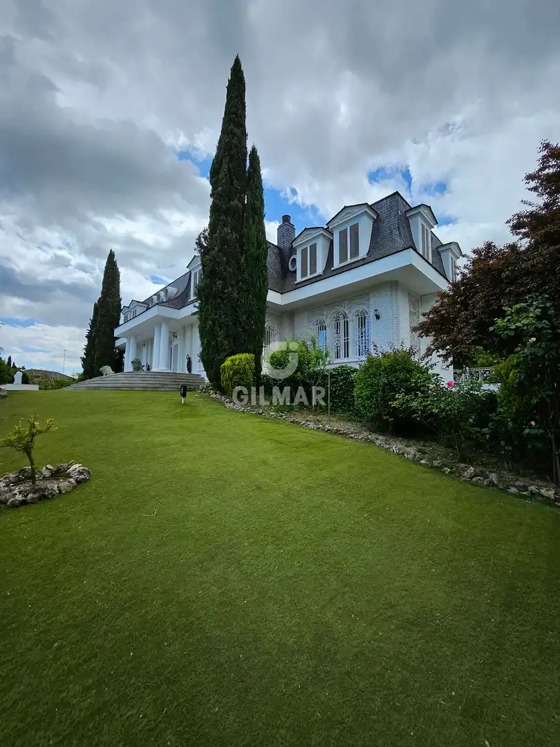 Vista exterior de Casa o xalet en venda en Pozuelo de Alarcón amb Calefacció, Jardí privat i Piscina