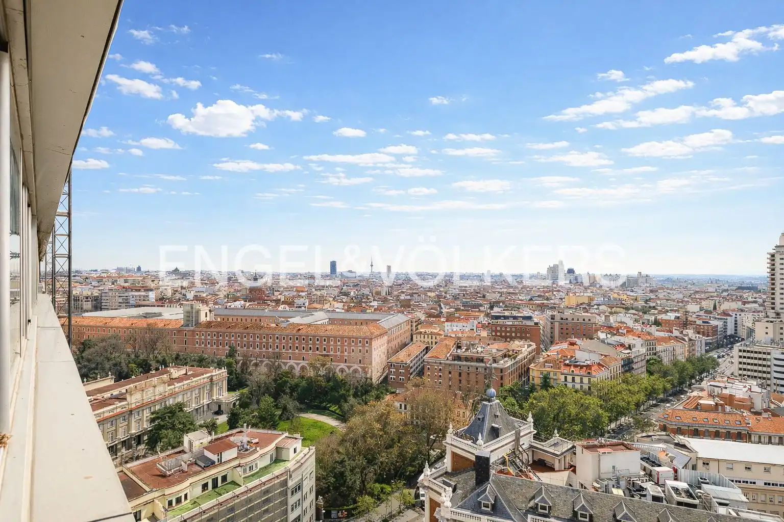 Vista exterior de Pis en venda en Madrid amb Calefacció