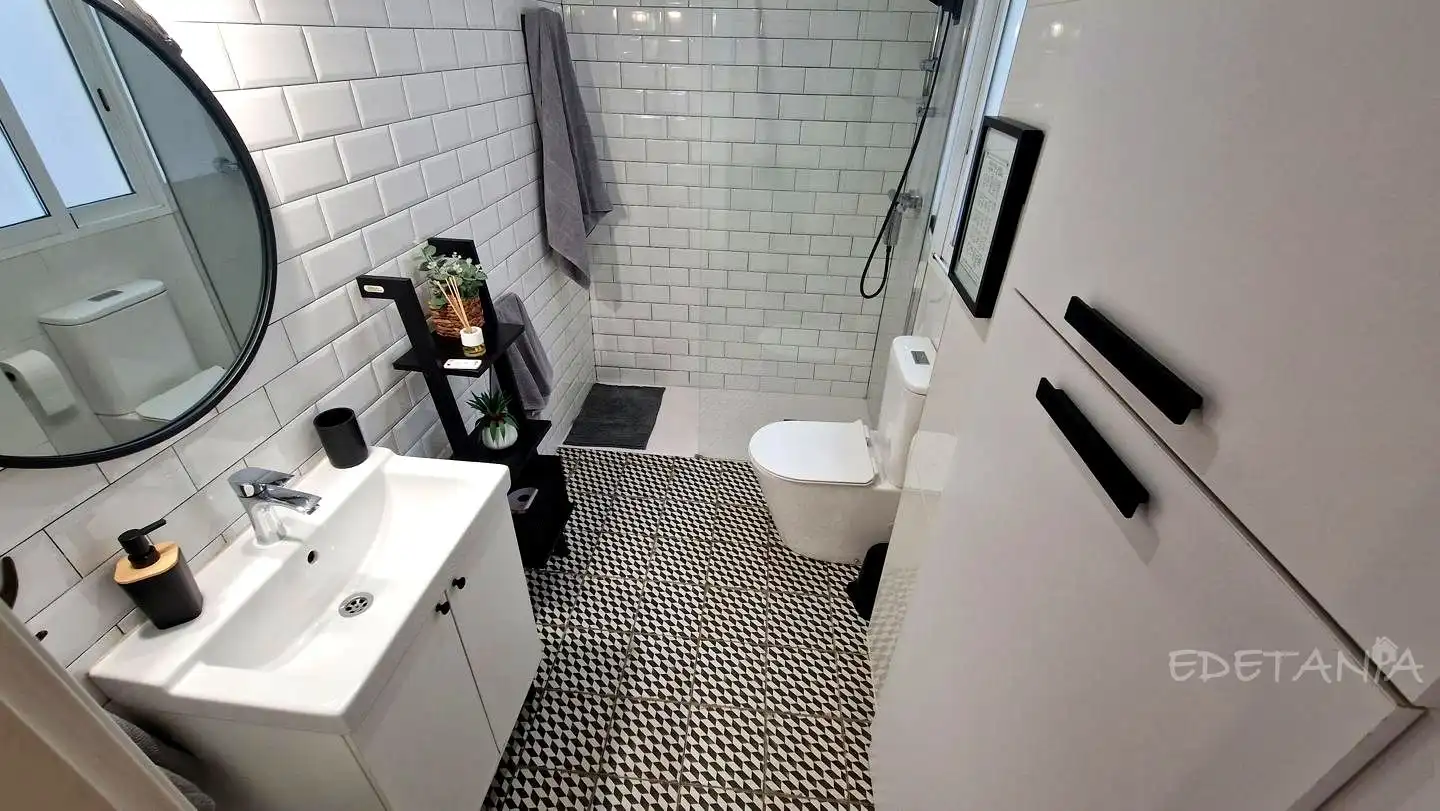 Badezimmer von Wohnung zur Miete in Moncada mit Klimaanlage und Möbliert