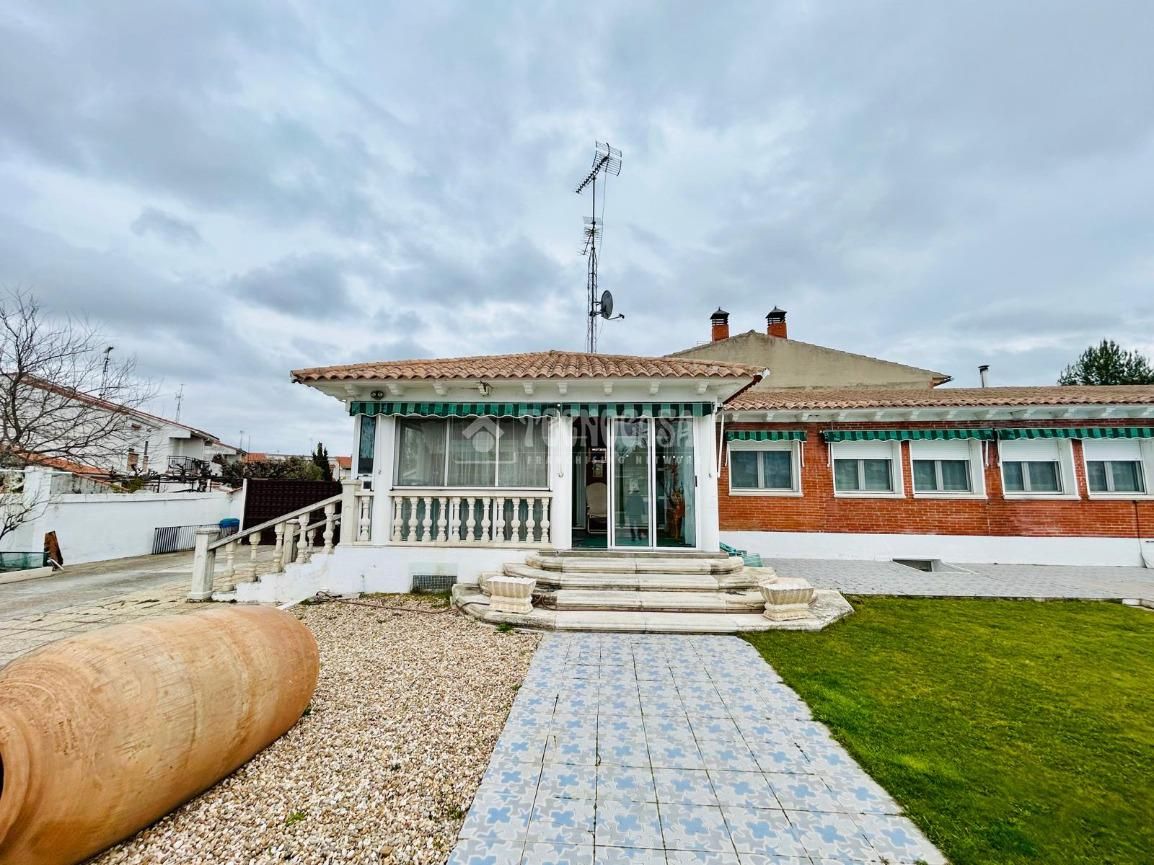 Vista exterior de Casa o xalet en venda en Viana de Cega amb Calefacció i Jardí privat