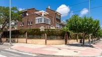 Vista exterior de Casa adosada en venda en Alicante / Alacant amb Aire condicionat, Terrassa i Piscina