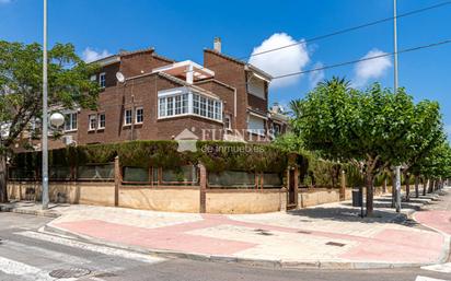 Vista exterior de Casa adosada en venda en Alicante / Alacant amb Aire condicionat, Terrassa i Piscina