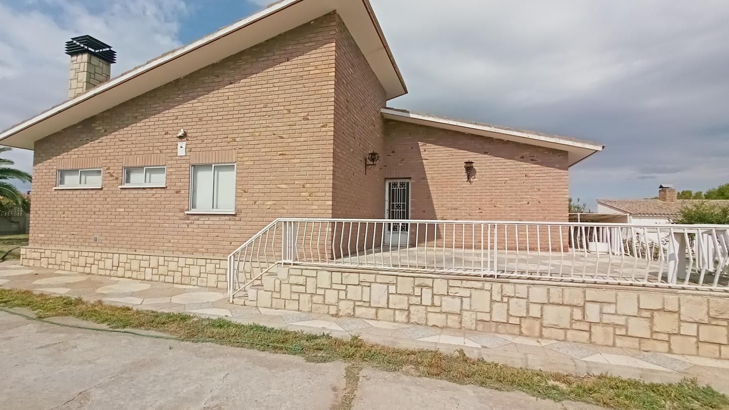 Vista exterior de Casa o xalet en venda en Pinseque amb Calefacció, Jardí privat i Piscina