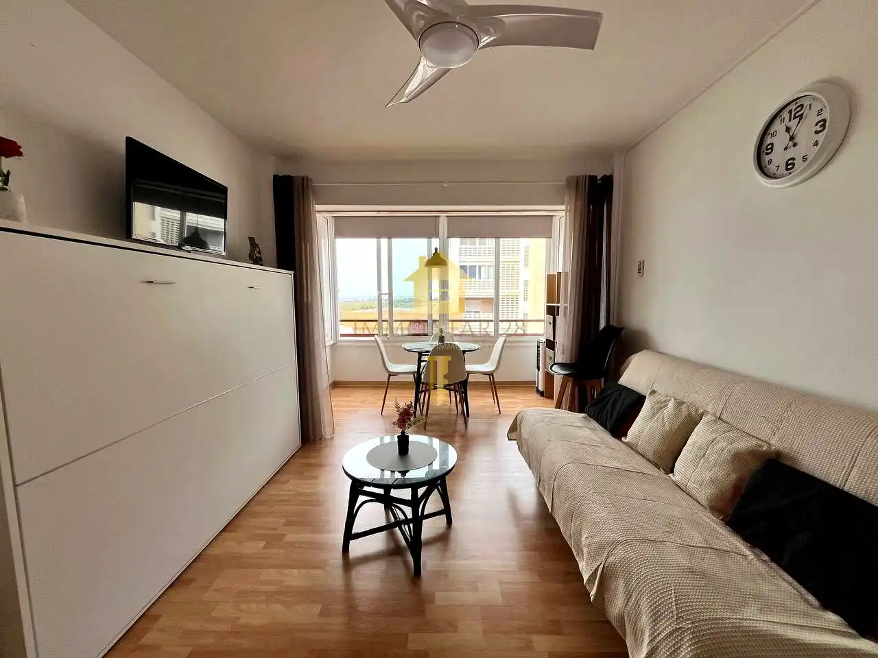 Sala de estar de Estudio en venta en Roses con Parquet, Amueblado y Piscina comunitaria