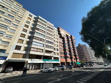 Piso con ascensor en venta en Avenida Reyes Católicos