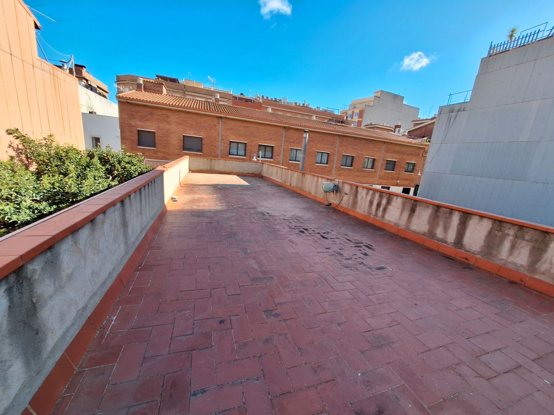 Terrasse von Einfamilien-Reihenhaus zum Verkauf in El Prat de Llobregat mit Klimaanlage, Heizung und Privatgarten