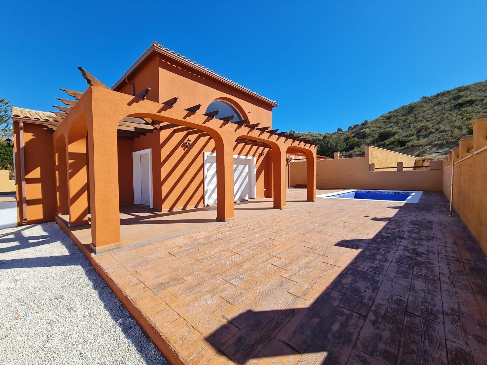 Vista exterior de Casa o xalet en venda en Busot amb Jardí privat, Terrassa i Piscina comunitària