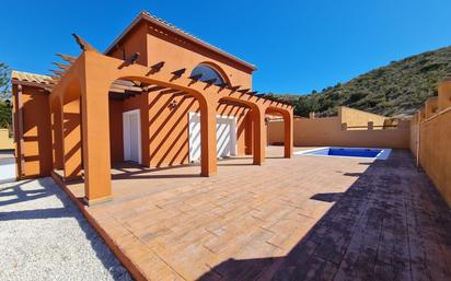 Vista exterior de Casa o xalet en venda en Busot amb Jardí privat, Terrassa i Piscina comunitària