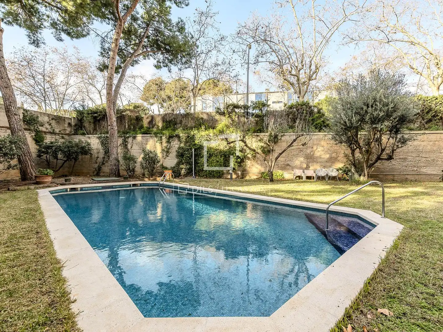 Schwimmbecken von Wohnung zum Verkauf in Barcelona mit Klimaanlage, Heizung und Privatgarten