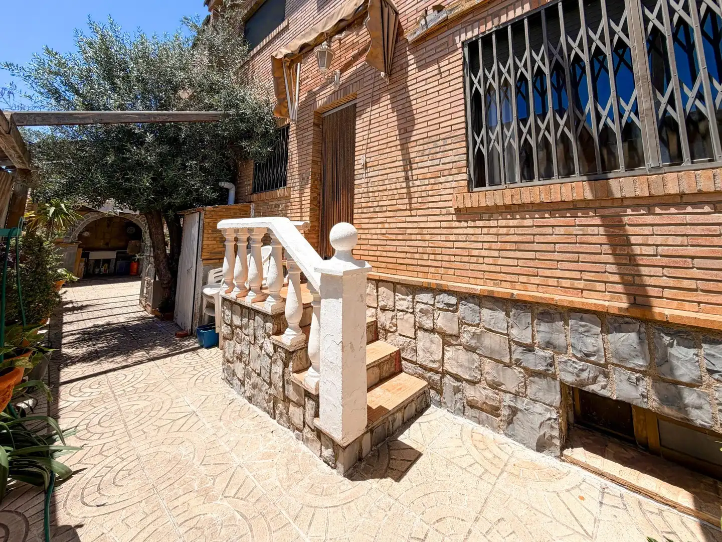 Vista exterior de Casa o xalet en venda en L'Eliana amb Aire condicionat, Jardí privat i Terrassa
