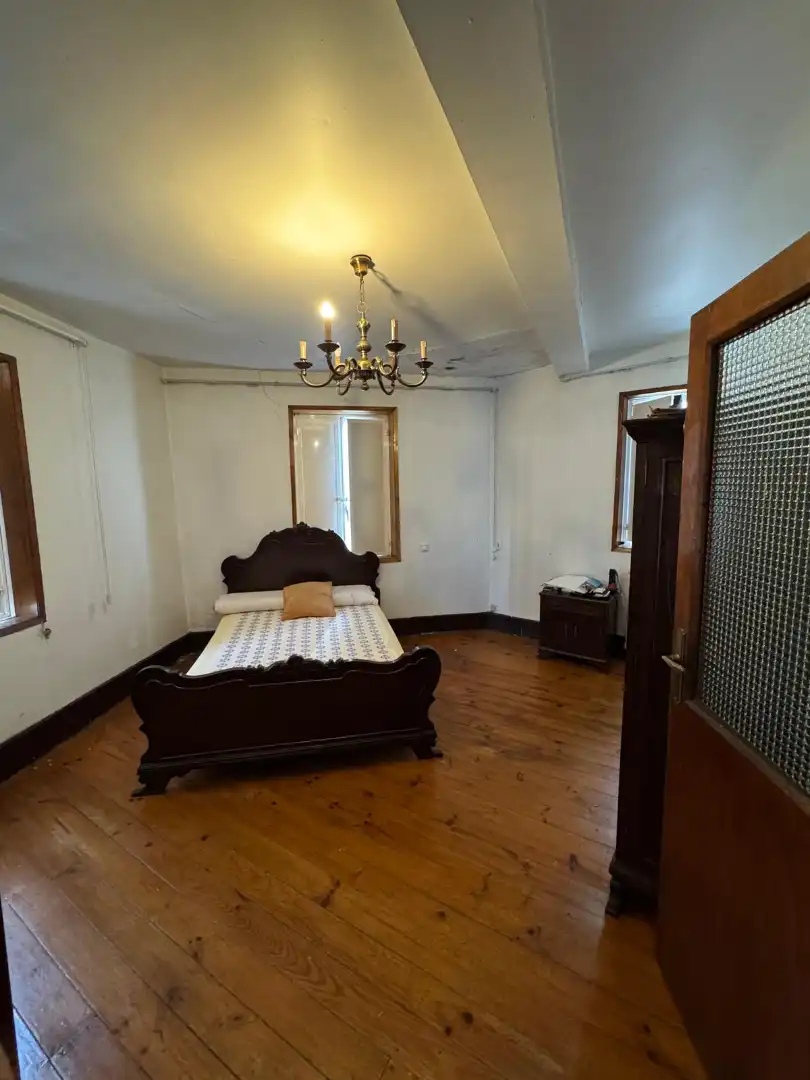 Dormitori de Casa o xalet en venda en Pontevedra Capital  amb Jardí privat, Traster i Moblat