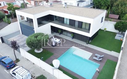 Vista exterior de Casa o xalet en venda en Premià de Mar amb Aire condicionat, Terrassa i Piscina