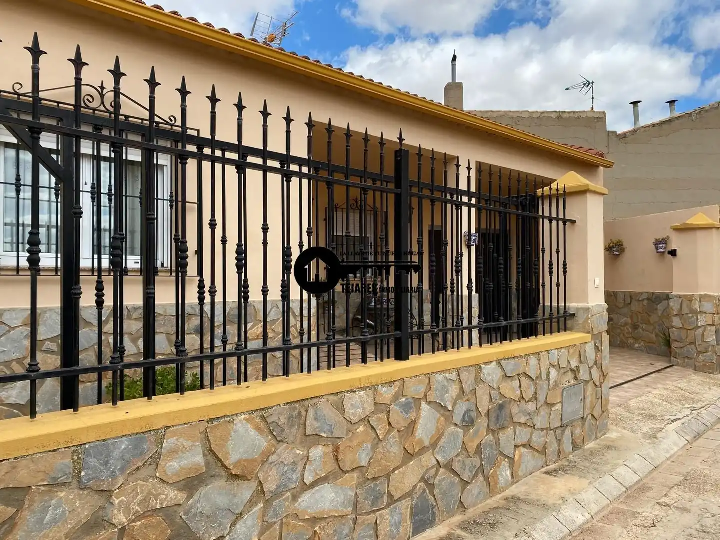 Vista exterior de Casa o xalet en venda en Pozohondo amb Aire condicionat, Jardí privat i Traster