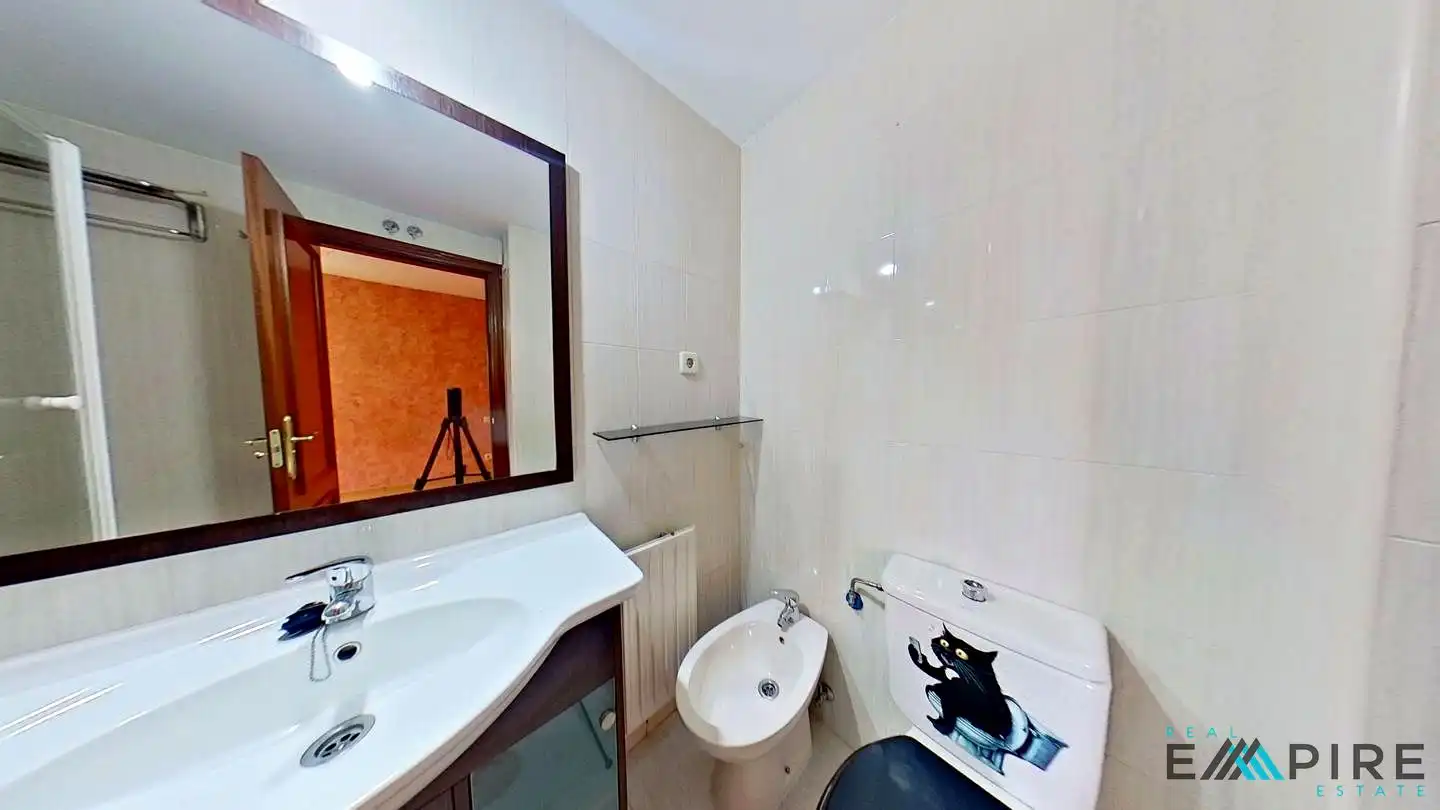 Baño de Piso en venta en Madrid con Calefacción, Trastero y Piscina