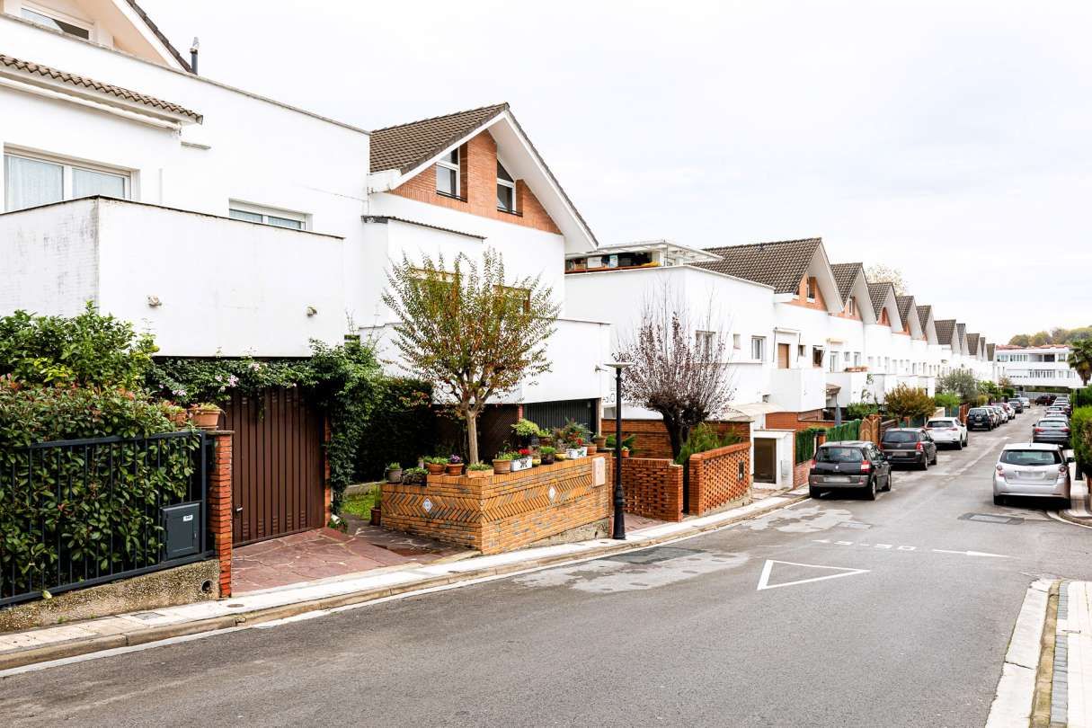 Vista exterior de Casa adosada en venda en Donostia - San Sebastián  amb Aire condicionat, Calefacció i Jardí privat