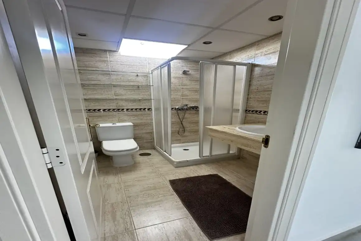 Badezimmer von Wohnungen zum Verkauf in Marbella mit Klimaanlage, Privatgarten und Terrasse