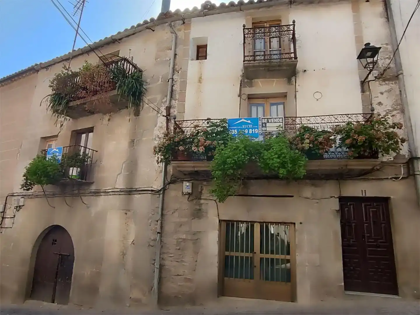 Vista exterior de Casa adosada en venda en Hoyos amb Balcó