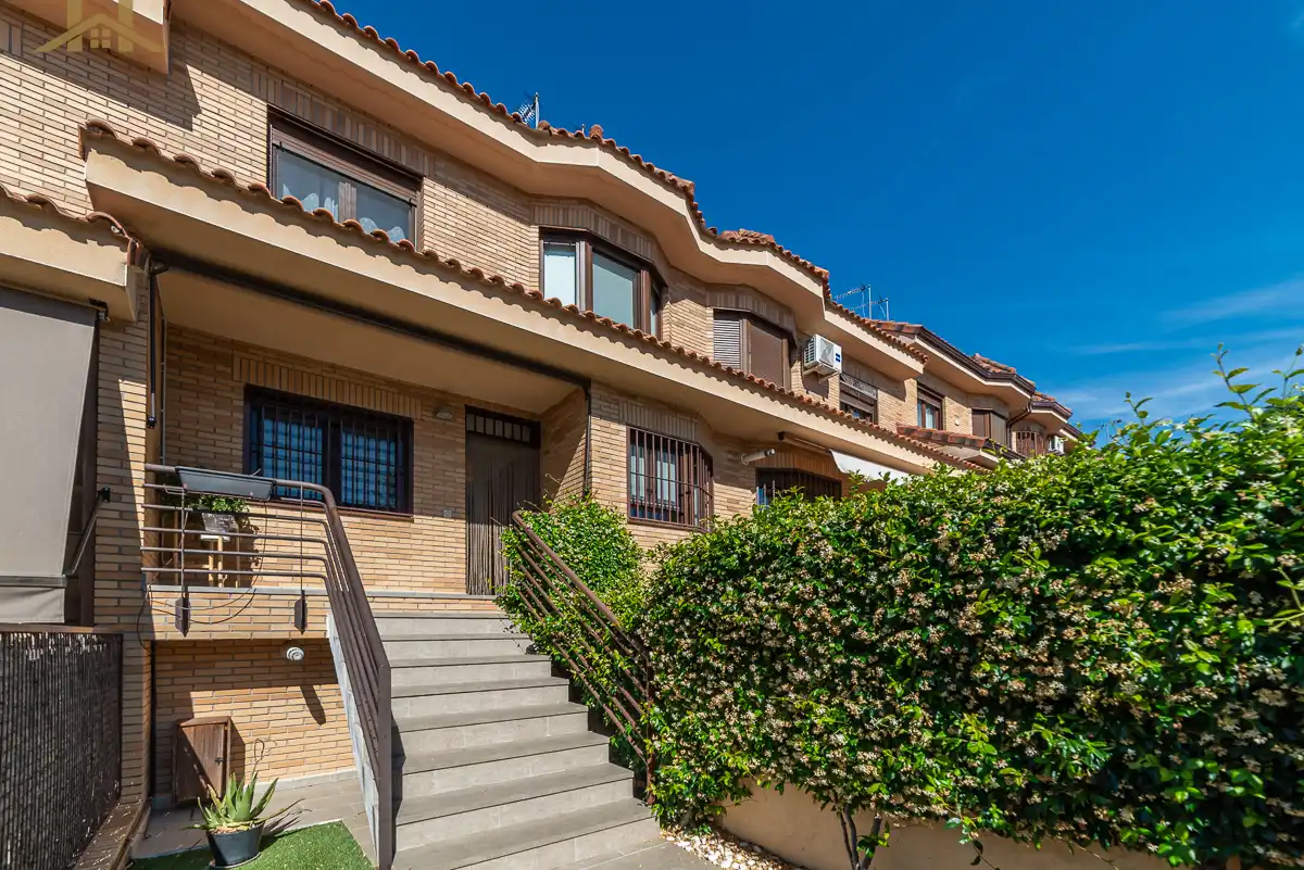 Vista exterior de Casa adosada en venda en Navalcarnero amb Aire condicionat, Calefacció i Jardí privat