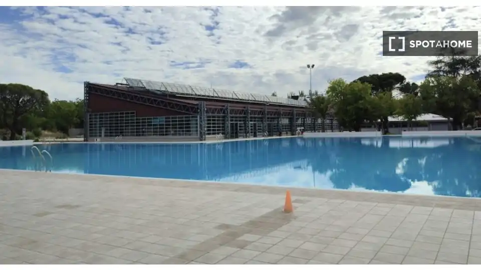 Piscina de Pis de lloguer en Madrid amb Aire condicionat, Calefacció i Moblat