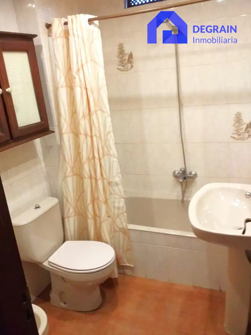 Bathroom of Flat for rent in Oviedo   with Heating and Furnished