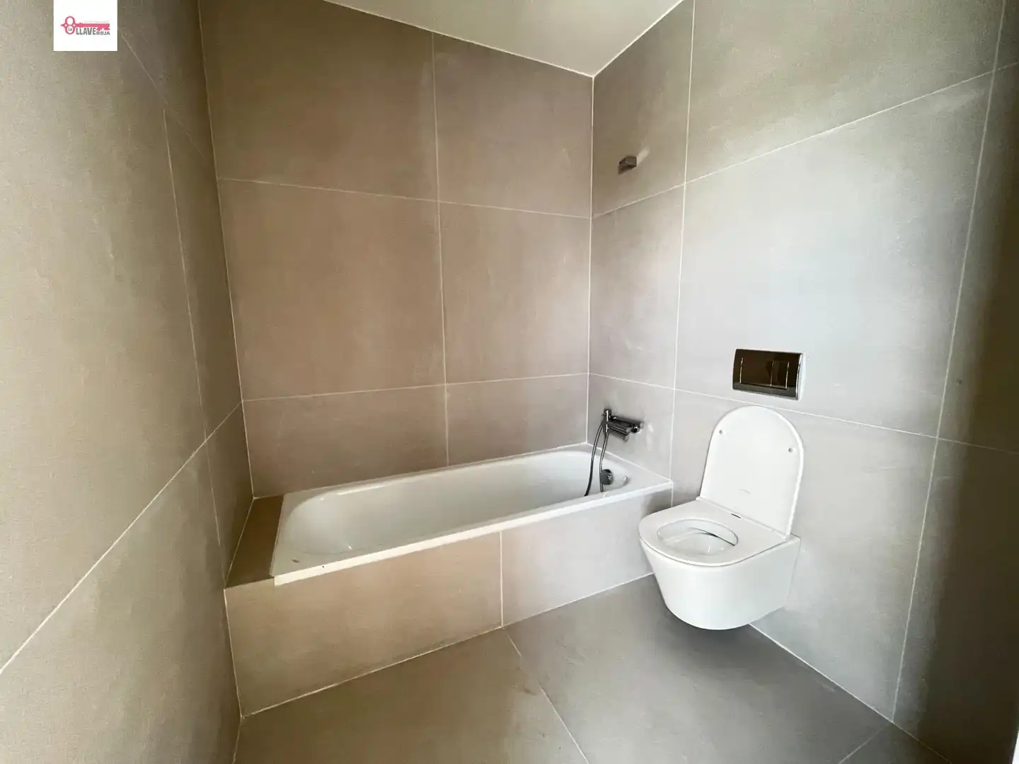 Bany de Casa o xalet en venda en Burgos amb Calefacció, Jardí privat i Terrassa