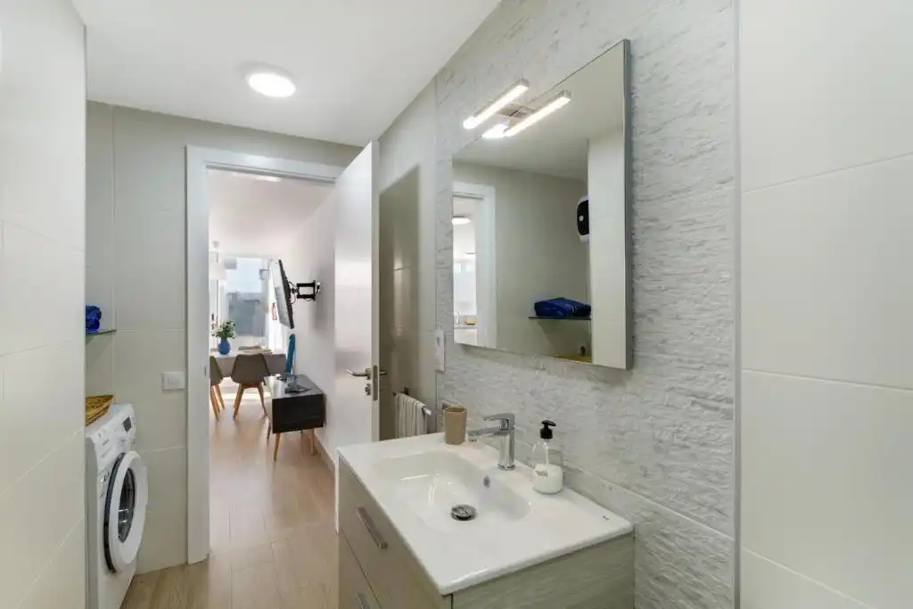 Badezimmer von Wohnungen zur Miete in San Bartolomé de Tirajana mit Klimaanlage, Heizung und Terrasse