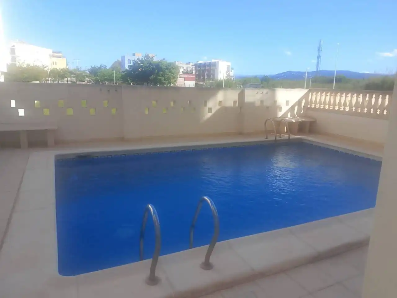 Piscina de Piso en venta en Guardamar de la Safor con Aire acondicionado, Terraza y Amueblado