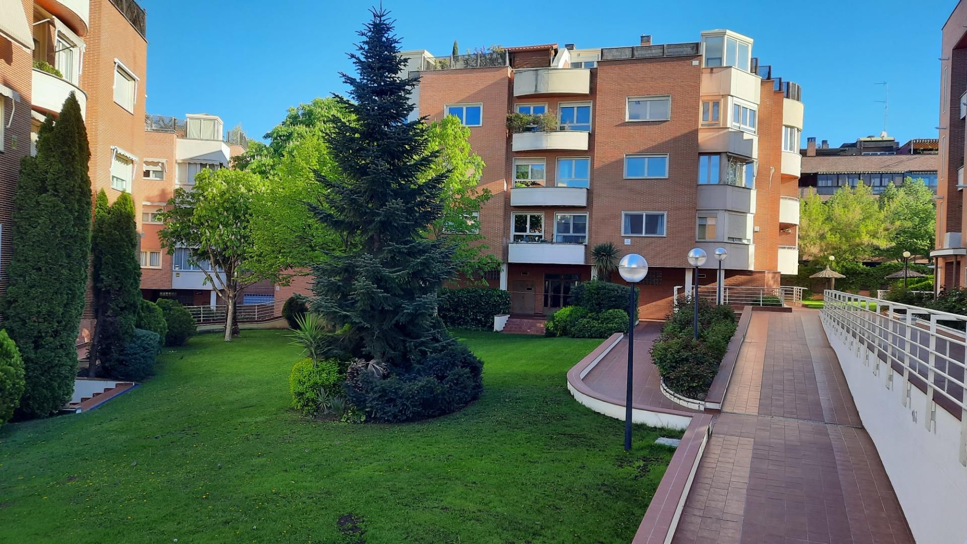 Exterior view of Attic for sale in Pozuelo de Alarcón  with Air Conditioner, Heating and Private garden