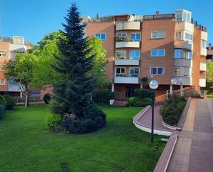 Vista exterior de Àtic en venda en Pozuelo de Alarcón amb Aire condicionat, Calefacció i Jardí privat